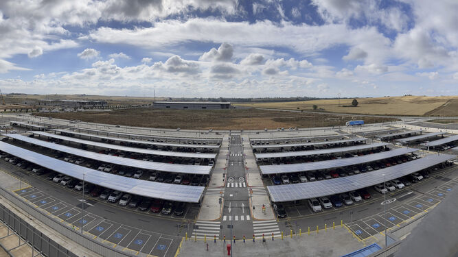 Imagen de los paneles solares instalados por Amazon en su aparcamiento de Dos Hermanas.