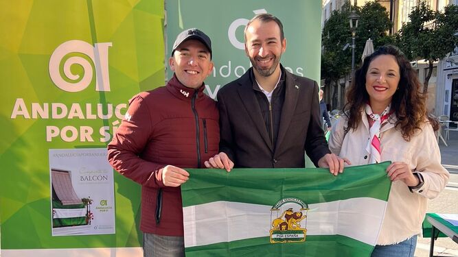 El portavoz de Andalucía por Sí,  Santiago Casal, repartiendo banderas de Andalucía para conmemorar el 4D.