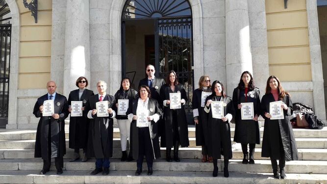 Concentración de Letrados de la Administración de Justicia de Cádiz a las puertas de la Audiencia.
