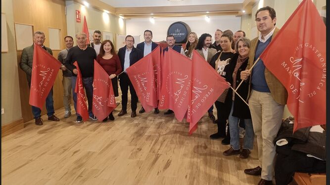 Responsables del Clúster, el Ayuntamiento y la Cooperativa de Las Angustias, junto a los Reyes Magos de Jerez, en el acto de entrega de las banderas rojas.