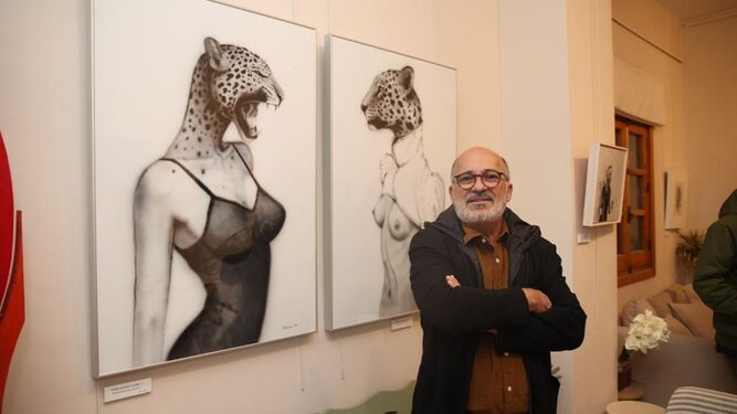 Fernando Toro, en la Sala Espacio Abierto Jerez junto a alguna de sus obras.