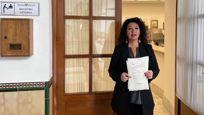 Maribel Mora presenta las enmiendas de Adelante Andalucía en el registro del Parlamento.
