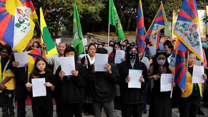 Activistas tibetanos participan en una protesta en Nueva Delhi por la política china de cero Covid.