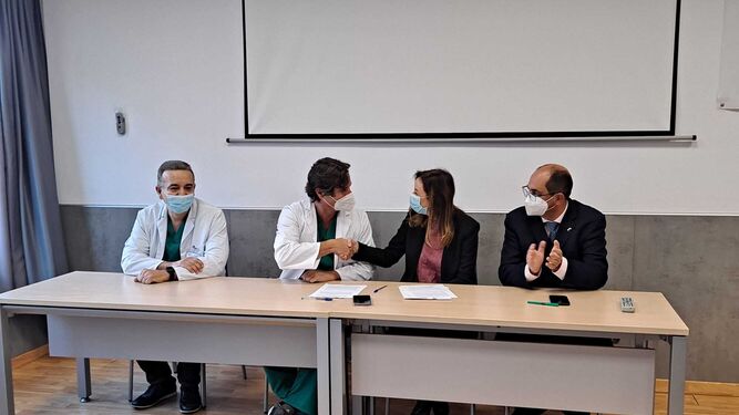 Un momento de la firma del convenio en el hospital de Villamartín.