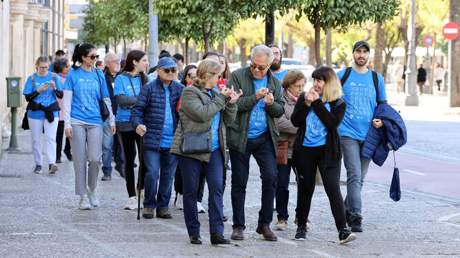 Marcha solidaria de personas sordas por el centro de Jerez.