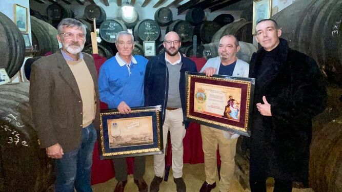 Los representantes de Bodegas Obregón y la Asociación de Belenistas, con los Diplomas de Patrimonio Histórico 2022.