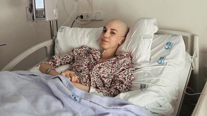 Una foto reciente de la joven desde un hospital de Madrid donde permanece ingresada por las complicaciones de su enfermedad.