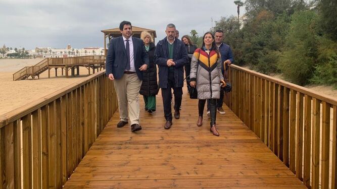 El delegado territorial de Turismo y el alcalde de Rota, en la pasarela peatonal de la playa de El Rompidillo.