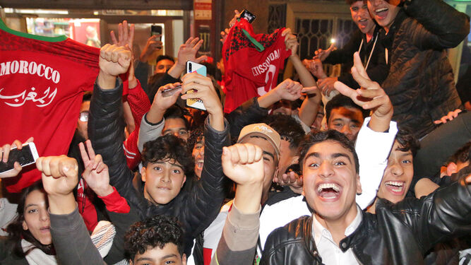 Aficionados marroquíes festejan la victoria de su equipo en el Mundial de Qatar en Almería