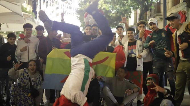 Varios aficionados marroquíes celebraron la clasificación de su selección para los cuartos de final del Mundial. / Samuel Vega