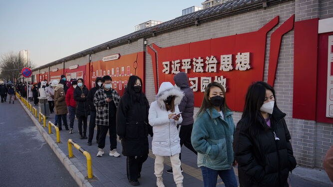Los ciudadanos hacen fila para una prueba PCR en Pekín.