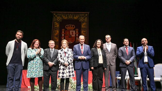 Foto de familia de los galardonados este martes en el Teatro Moderno.