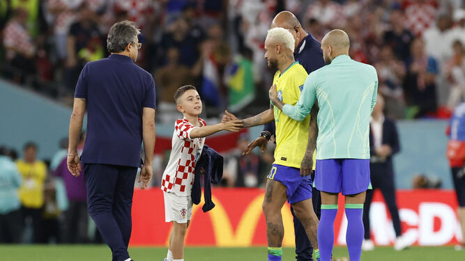 Un niño croata saluda a Neymar, lloroso, tras la eliminación de Brasil ante Daniel Alves.