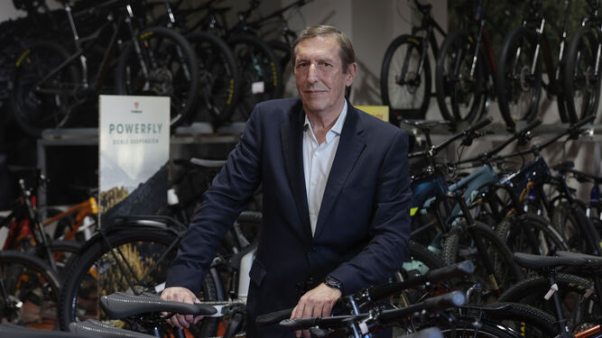 Joaquín Meseguer, director de Grupo Nimo, en la tienda de bicicletas de Bike Jam