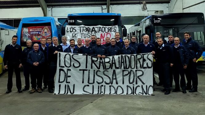 Los trabajadores de Tussa, la empresa de los autobuses urbanos de Sanlúcar, mostrando una pancarta de protesta.