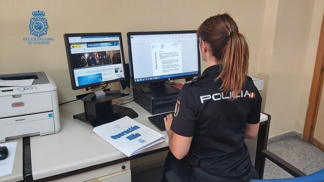 Una agente de la Policía Nacional trabaja ante un ordenador.