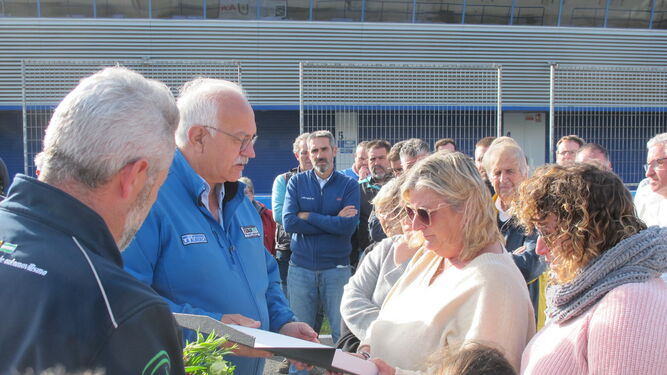 Manuel Alonso, presidente de la Andaluza, entrega a una viuda de Manuel Pantoja una placa en reconocimiento a su labor.