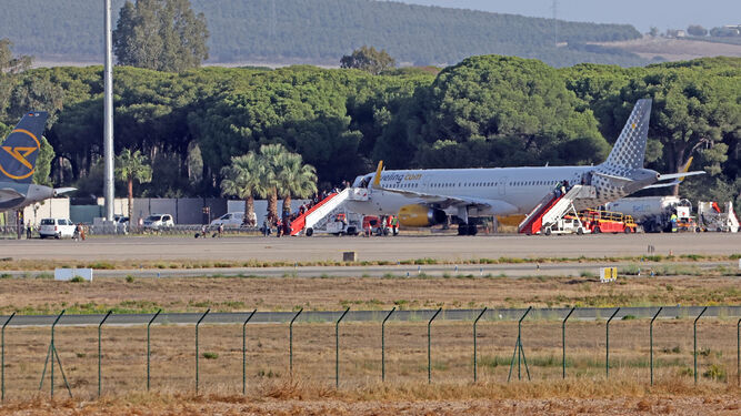 Pasajeros subiendo a un avión de la compañía Vueling en Jerez.