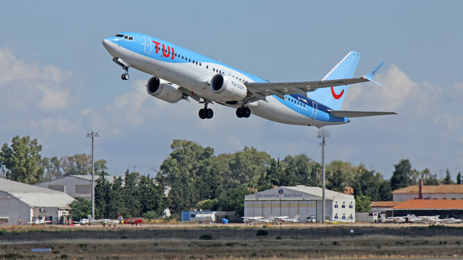 Un avión de Tui despegando del Aeropuerto de Jerez.