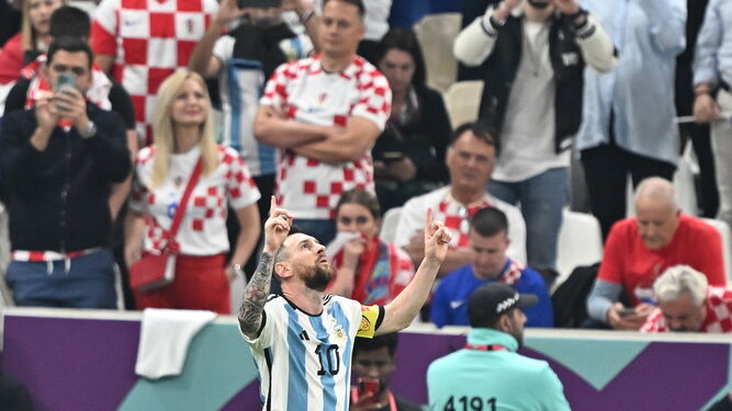 Messi celebra su gol de penalti ante Croacia.