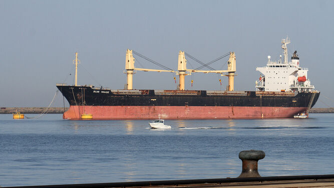 Barco mercante con contenedores cerca del Puerto de Huelva