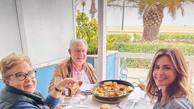 Nuria Roca comparte una deliciosa paella valenciana con sus padres.