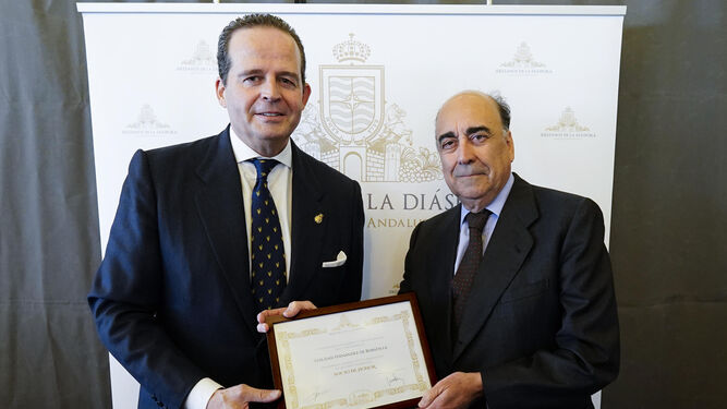 Luis Isasi, recibiendo el nombramiento de socio de honor de la Diáspora de manos de Miguel Primo de Rivera.