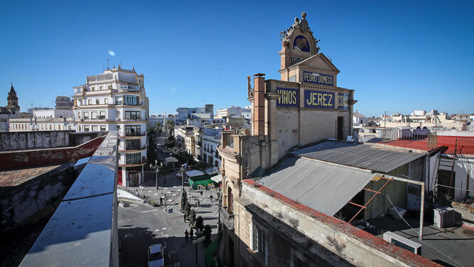 Imagen de archivo del centro histórico de la ciudad, con la fachada trasera del Gallo Azul en primer término.