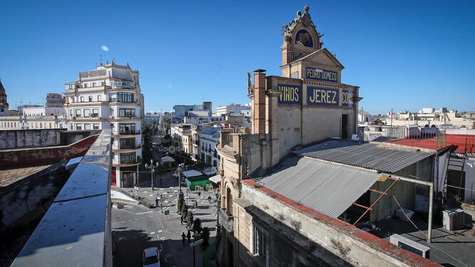Imagen de archivo del centro histórico de la ciudad, con la fachada trasera del Gallo Azul en primer término.
