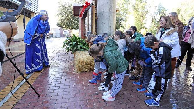 Asad recibiendo el año pasado a los niños en el Zoo de Jerez.