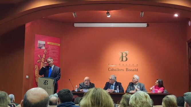 Manuel Moure, leyendo el poema premiado en el XXV Certamen Literario 'Glosa Poética Navideña'.