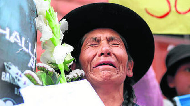 Una familiar de uno de los manifestantes asesinados llora hoy durante su funeral en Ayacucho.