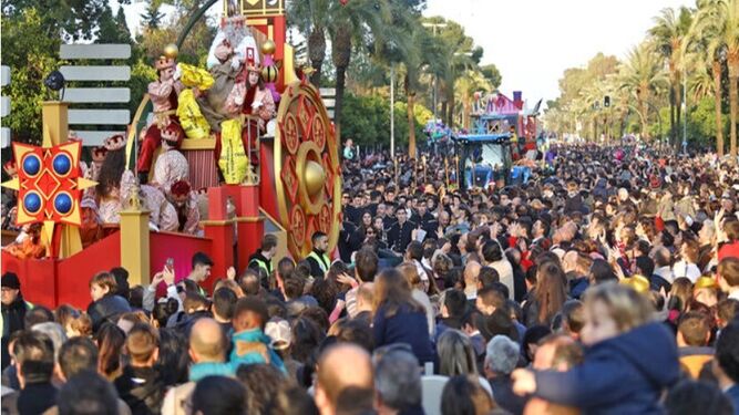 Cabalgata de Reyes en Jerez a su paso por la avenida Álvaro Domecq entre multitud de público.