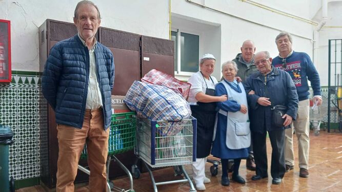 La Casa de Extremadura dona casi 500 kilos de alimentos al comedor de El Salvador en Jerez