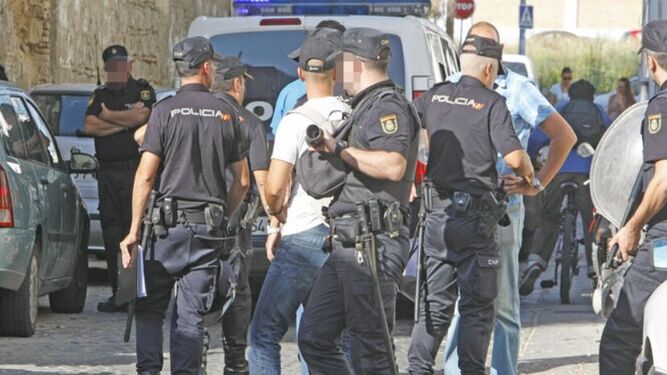 Efectivos de la Policía Nacional en una intervención en Jerez.