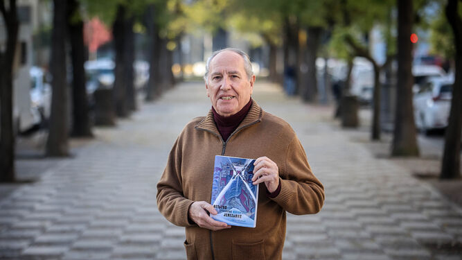 Pepe Castaño, con su nuevo libro, en la alameda Cristina.