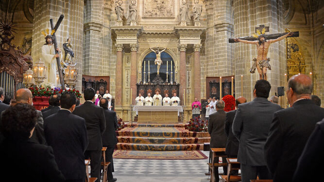Momento de la erección de las dos hermandades en la Catedral.
