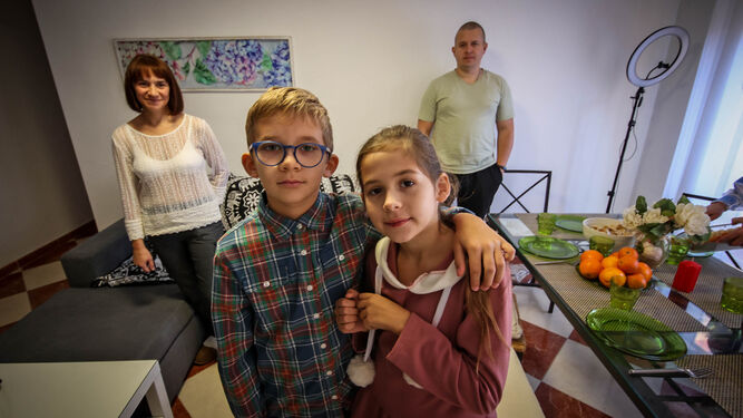 Lyudmila y Kostiantyn, junto a sus hijos, Mariyka y Stepanko, en su casa de La Granja.