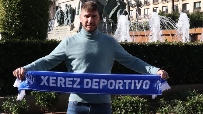 Lolo Garrido posa con una bufanda del XDFC en la Plaza del Arenal.