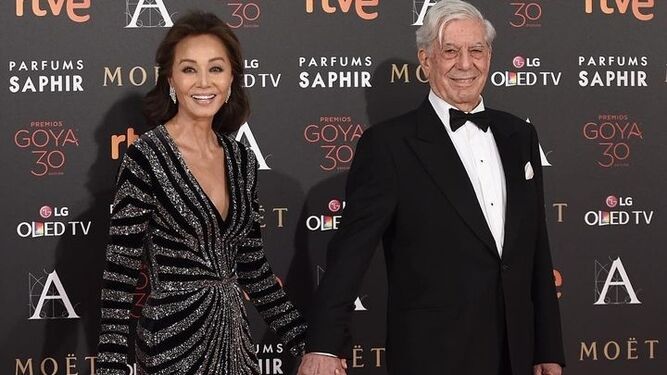 Isabel Preysler  y Mario Vargas Llosa, juntos de la mano en la gala de los Premios Goya.