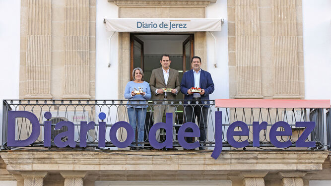 Sus Majestades en el balcón de la sede de Diario de Jerez.