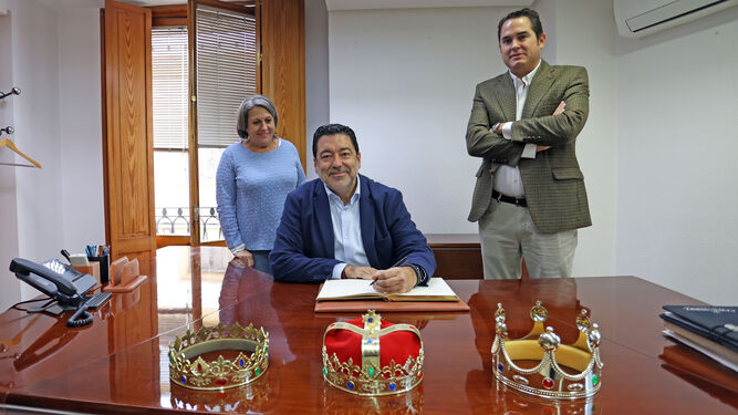 Los representantes de los Reyes Magos 2023 firmando en el libro de honor de Diario de Jerez.