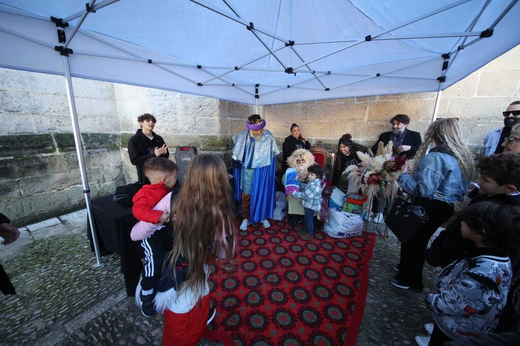 'As&iacute; canta Jerez en Navidad' reparte regalos a los ni&ntilde;os en Santiago