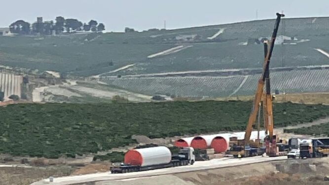 Trabajos de instalación de un aerogenerador del parque eólico el Barroso rodeado de viñedos en Macharnudo.