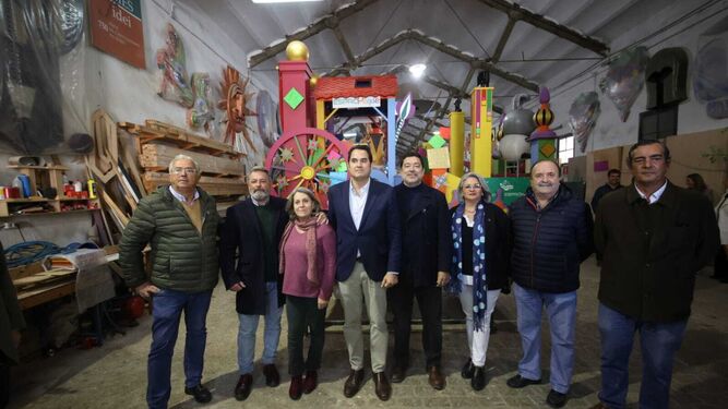 Visita de los representantes de los Reyes Magos en Jerez a las carrozas en el Taller de Fiestas.