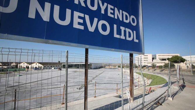 Terrenos donde se construye un nuevo supermercado junto al Hospital de Jerez.