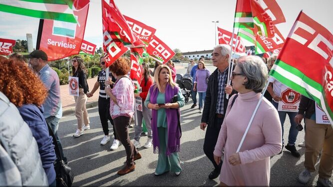 La alcaldesa de Jerez en una manifestación contra la ampliación de los horarios de apertura comercial en festivos.
