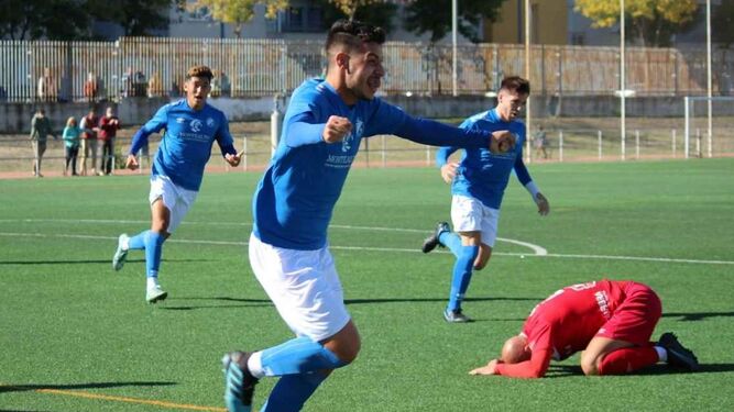 Sanlúcar celebra uno de sus goles con el filial azulino el curso pasado.