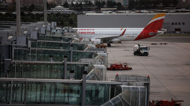 Dos aviones de la compañía aérea Iberia en la terminal 4 de Madrid-Barajas.