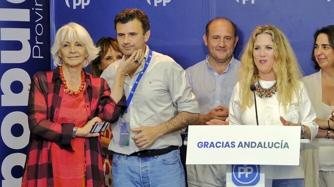De izquierda a derecha, Teófila Martínez, Bruno García, Juancho Ortiz y Ana Mestre, celebrando el triunfo en las elecciones andaluzas del pasado mes de junio.